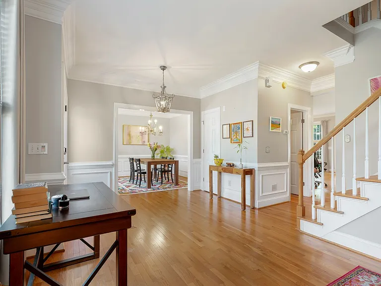 100 Spring Valley Ln — Photo 2