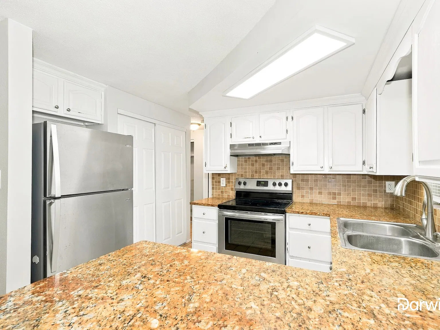 3 bed, 2.0 bath, 1083 sqft, $2,055 — Photo 3