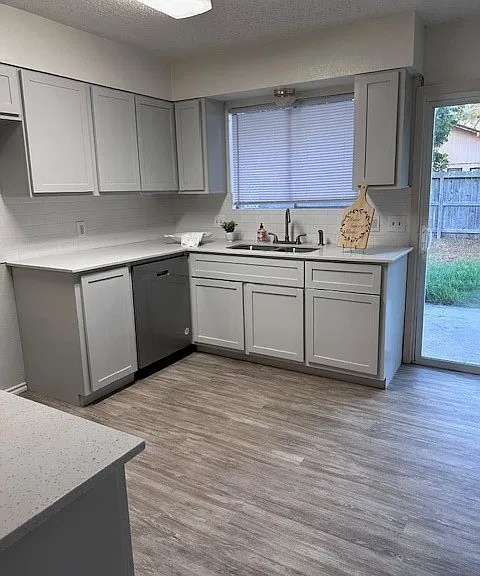1125 Selkirk Dr — Photo 3