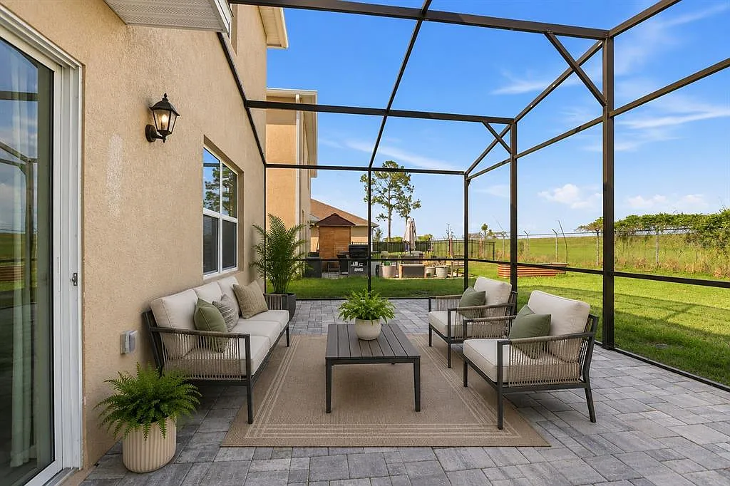 4 bed, 2.5 bath, 2526 sqft, $2,700 — Photo 3
