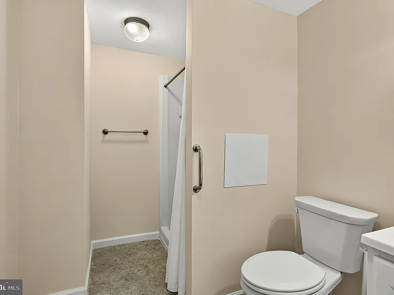 113 S Valley Rd — Photo 35