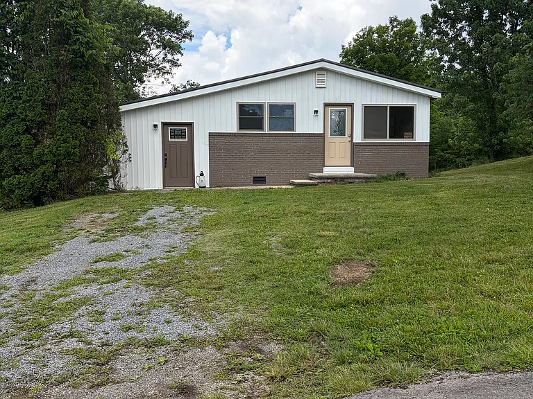 127 Bradshaw Dr — Photo 1