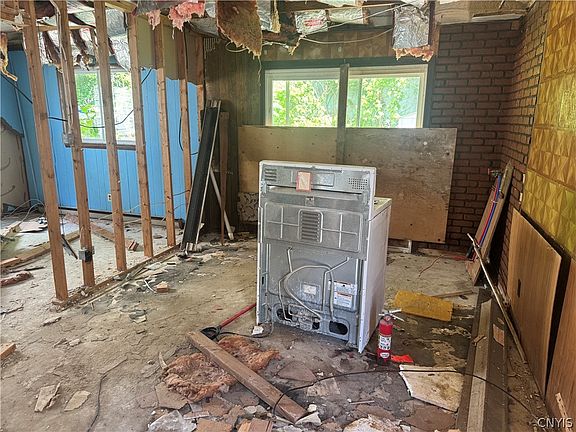 4th image of 216 Loomis St
