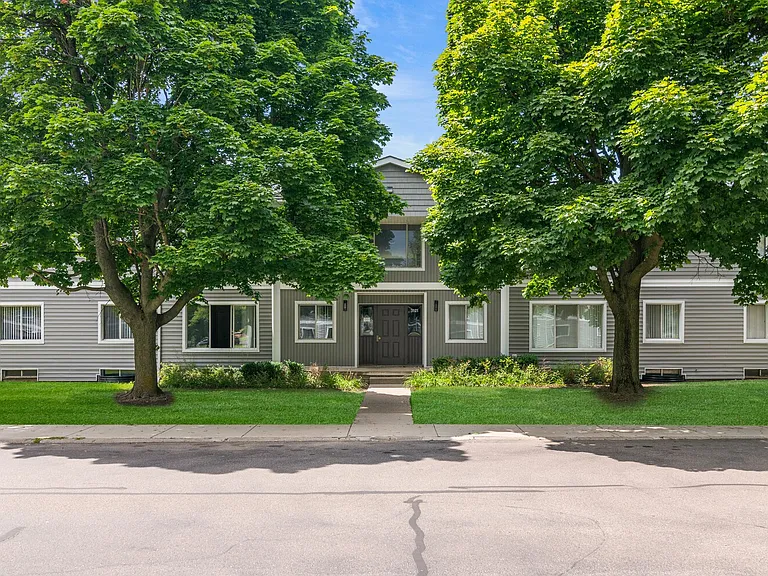 Bloomfield Square Apartments - Auburn Hills, MI — Photo 31