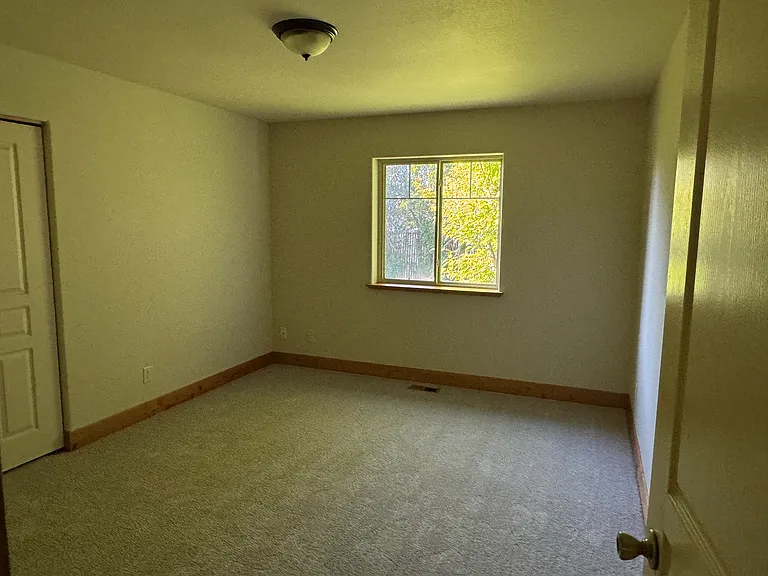 555 SW Fairway Ct — Photo 8