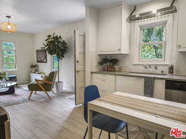 2049 Lake Shore Ave — Photo 12