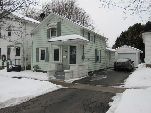 21 Spencer St, Lyons, NY 14489