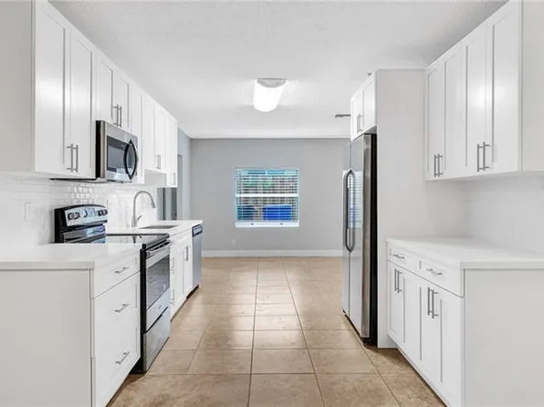 8221 SW 3rd Ct, Pompano Beach, FL 33068