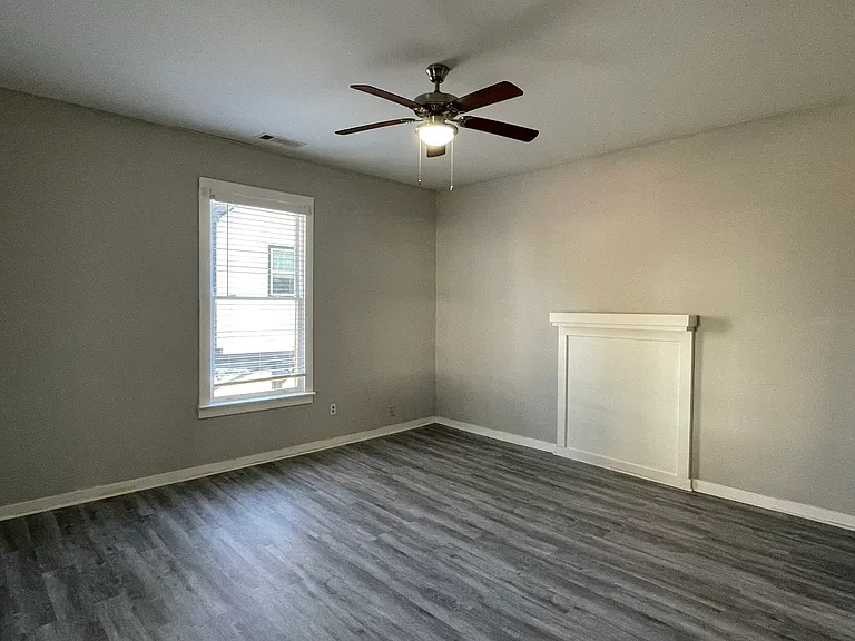 290 Henry St SE #D — Photo 9
