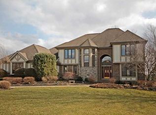 10 Roxbury Ln, Pittsford, NY 14534