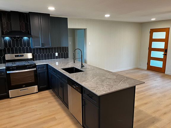 3rd image of 724 E Barbara St