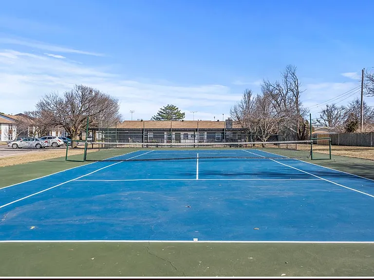 Willow Park Apartments — Photo 1