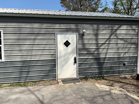 3rd image of 669 Fraser St