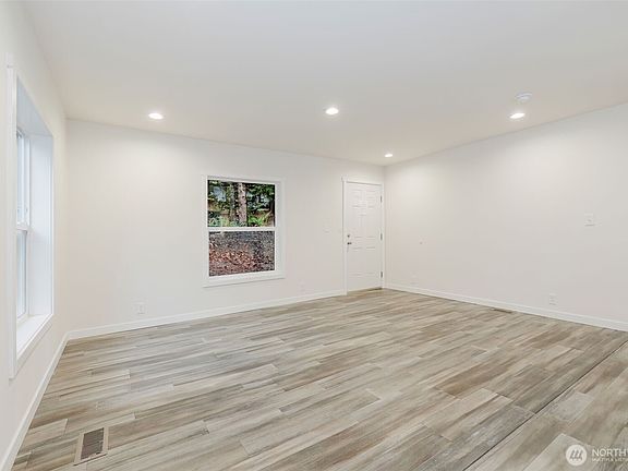 4th image of 180 E Bridger Lane