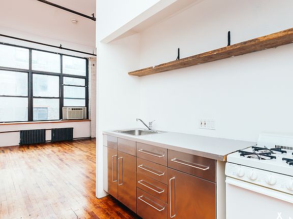 2nd image of 476 Jefferson Ave #310