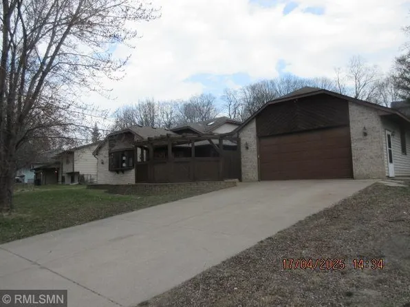 8883 Autumn Oaks Dr, Rockford, MN 55373