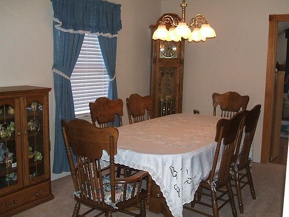 MAKE HAPPY MEMORIES IN THIS LOVELY DINING ROOM