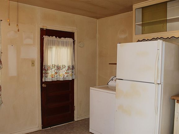 4th image of 1213 E Alameda St