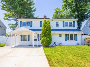 4 Wagon Ln, Levittown, NY 11756