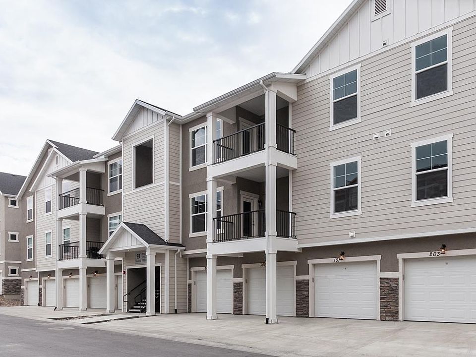 Private Garage. Top Floor with Vaulted Ceilings.