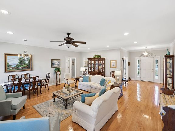 5th image of 131 Magnolia Glen Cir
