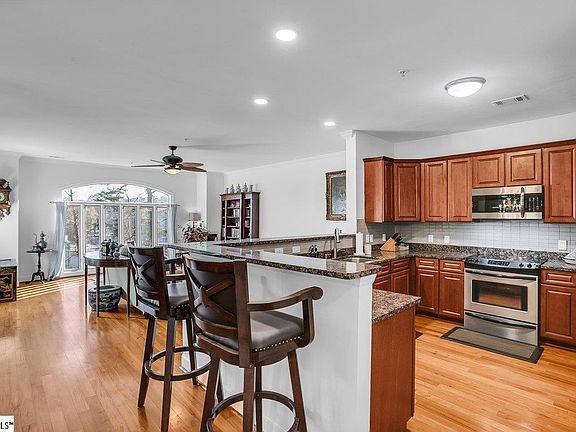 5th image of 1209 E Washington St Unit 305