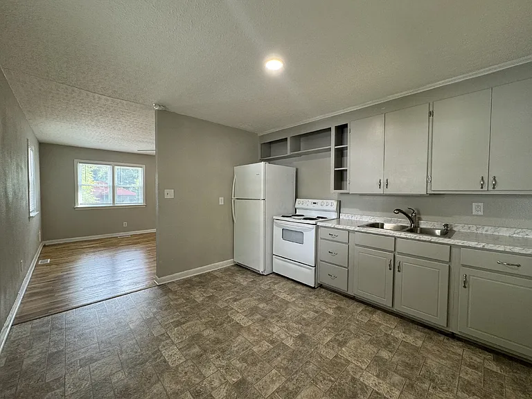 405 Laura Ct — Photo 5