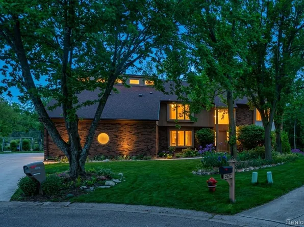2509 Munster Rd, Rochester Hills, MI 48309