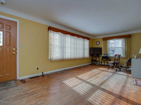 5th image of 1013 Hollywood St NE