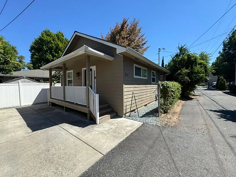 327 Mary St — Photo 2