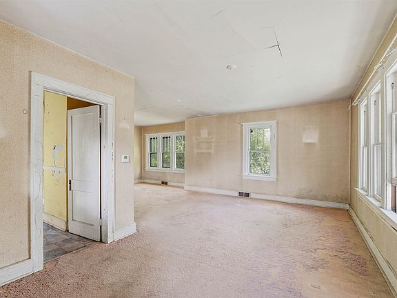 4th image of 910 S Spring St