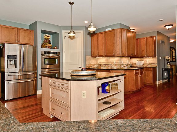 5th image of 827 Arbor Chase Dr