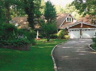 9 Wagon Wheel Ln, Dix Hills, NY 11746