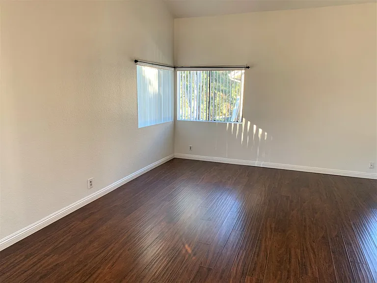 70 Coventry Ln — Photo 3