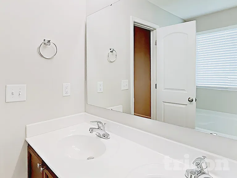 135 Coddington Ln — Photo 8
