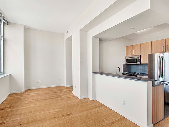 4th image of 229 W 60th St APT 20T