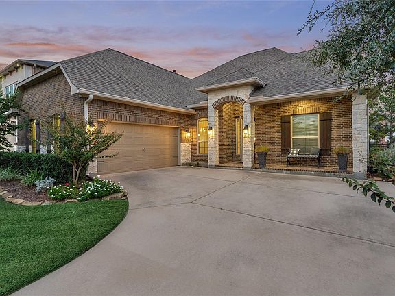 4th image of 32 Waterford Way