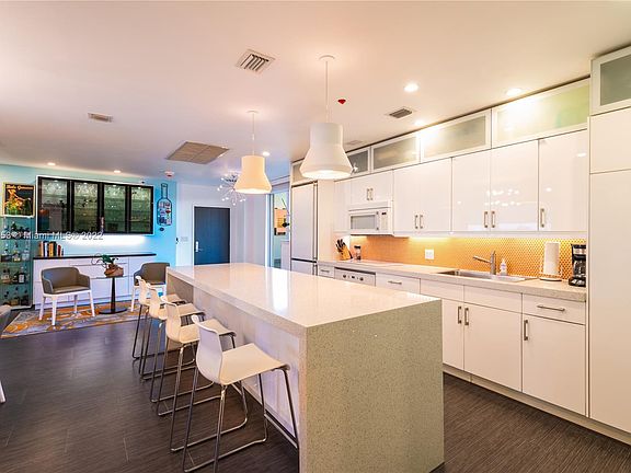 European Kitchen with Island_625BiltmoreWay-PHA-CoralGables