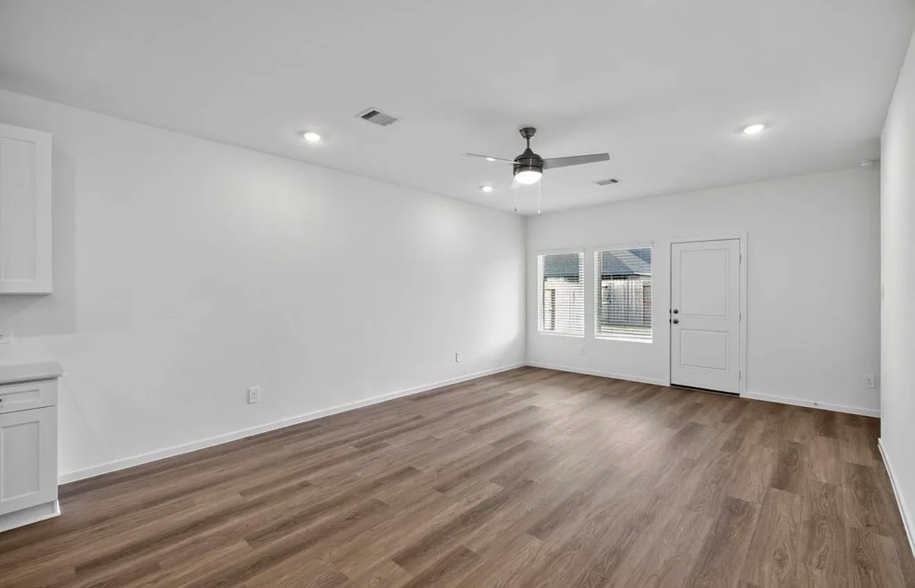 4 bed, 2.5 bath, 2331 sqft, $2,800 — Photo 2