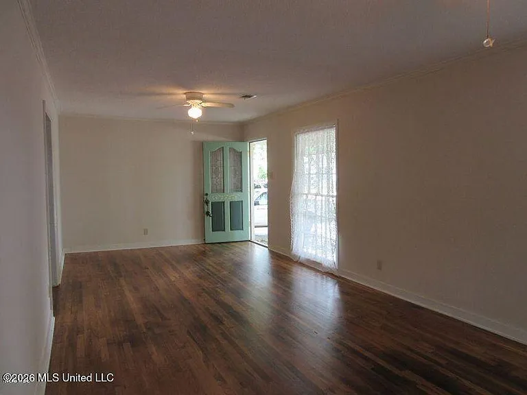 1616 Gordon Ave — Photo 2