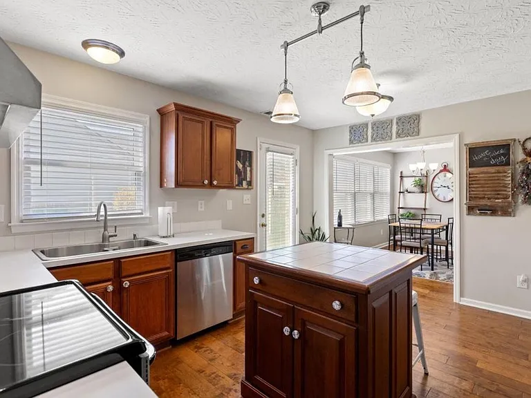 400 Amberley Dr — Photo 18