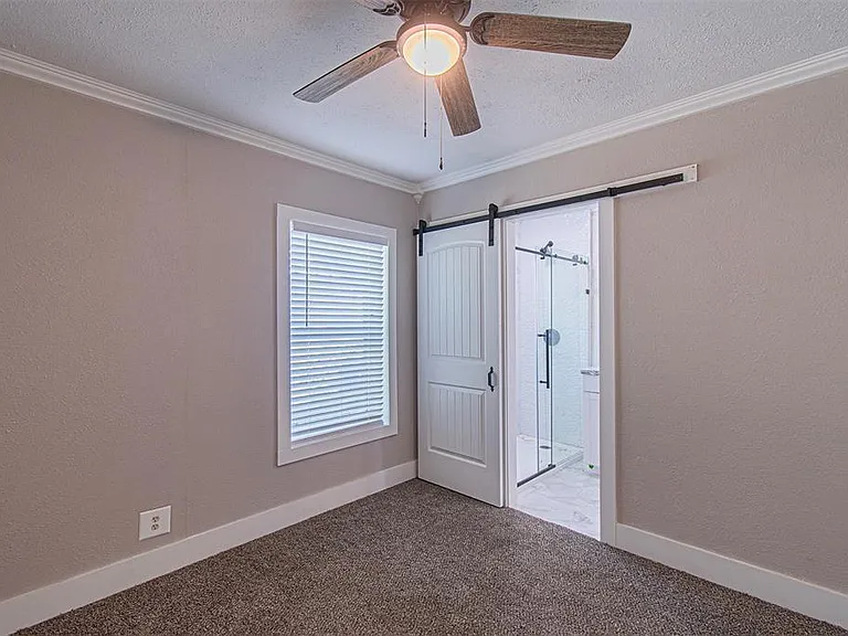 618 Crescent St — Photo 32