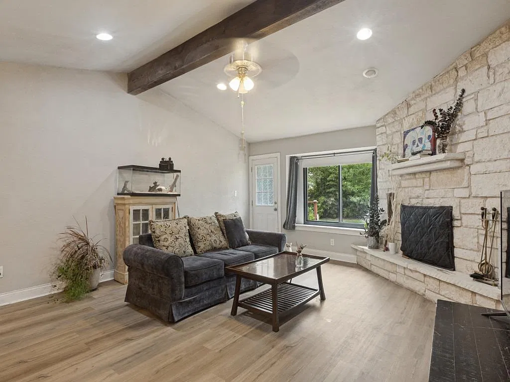 3 bed, 2.0 bath, 1760 sqft, $2,100 — Photo 4