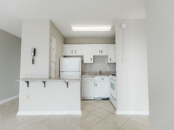 2nd image of 515 Playa Del Sol #C11