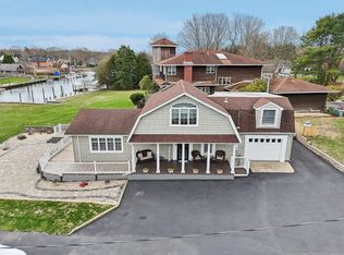 16 Red Bridge Rd, Center Moriches, NY 11934