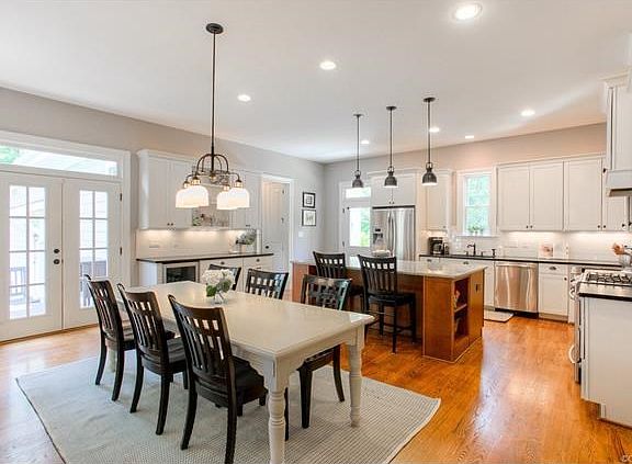 Kitchen and family dining area, French doors to rear deck