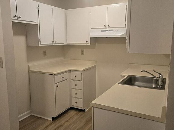 2nd image of 2324 Taylor St APT 1B