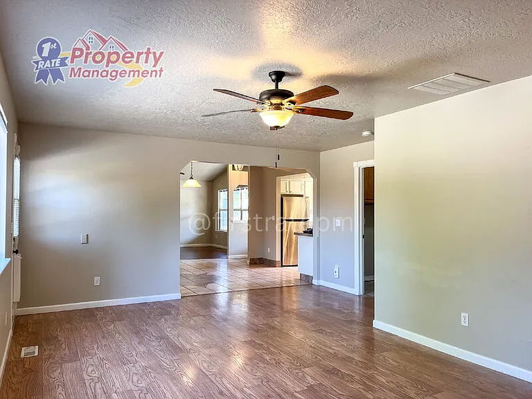 3079 N Columbine Ave — Photo 2
