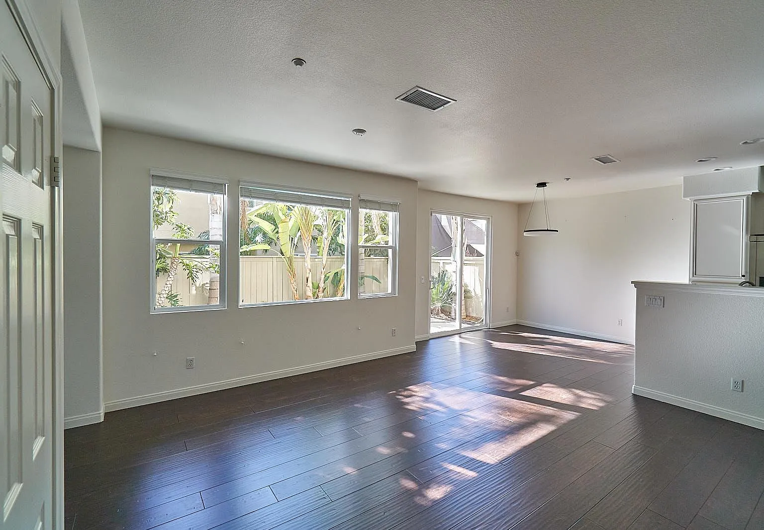 3 bed, 2.5 bath, 1410 sqft, $4,050 — Photo 2