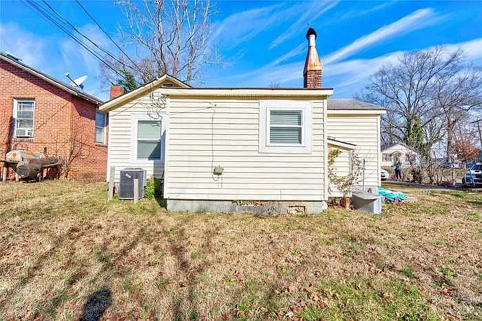 409 W Graham St — Photo 8